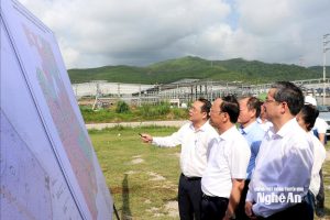 Đồng chí Bùi Thanh An - Ủy viên Ban Thường vụ Tỉnh ủy, Phó Chủ tịch Thường trực UBND tỉnh cùng đoàn công tác của UBND tỉnh, kiểm tra tình hình thực hiện các dự án Khu công nghiệp Hoàng Mai I, Hoàng Mai II. Ảnh: Trường Ca